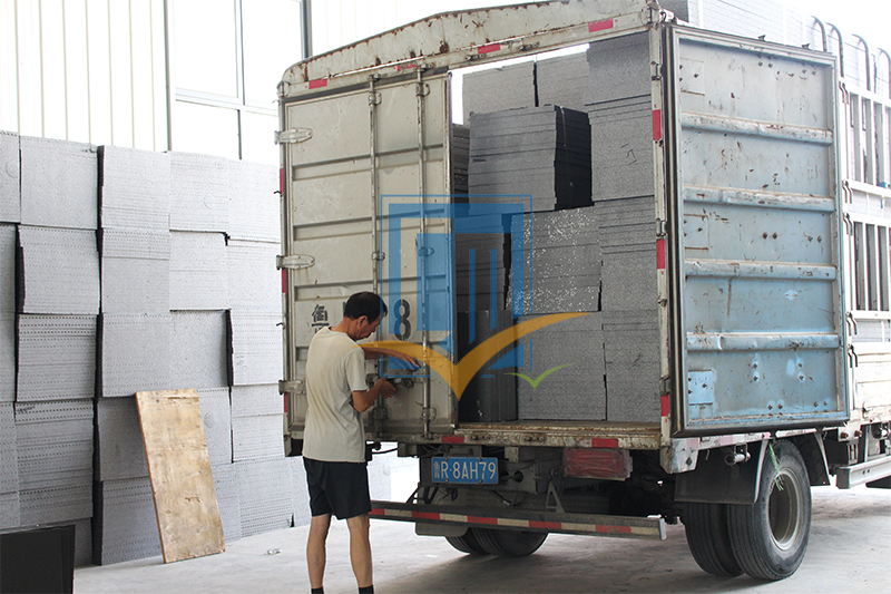 石墨EPS隔聲保溫復(fù)合板特點(diǎn)：